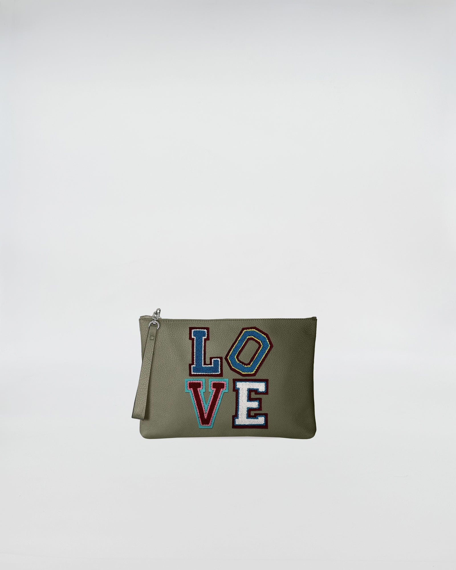 POCHETTE JOY LOVE PATCH in olive green with colorful LOVE patch design and zip closure.