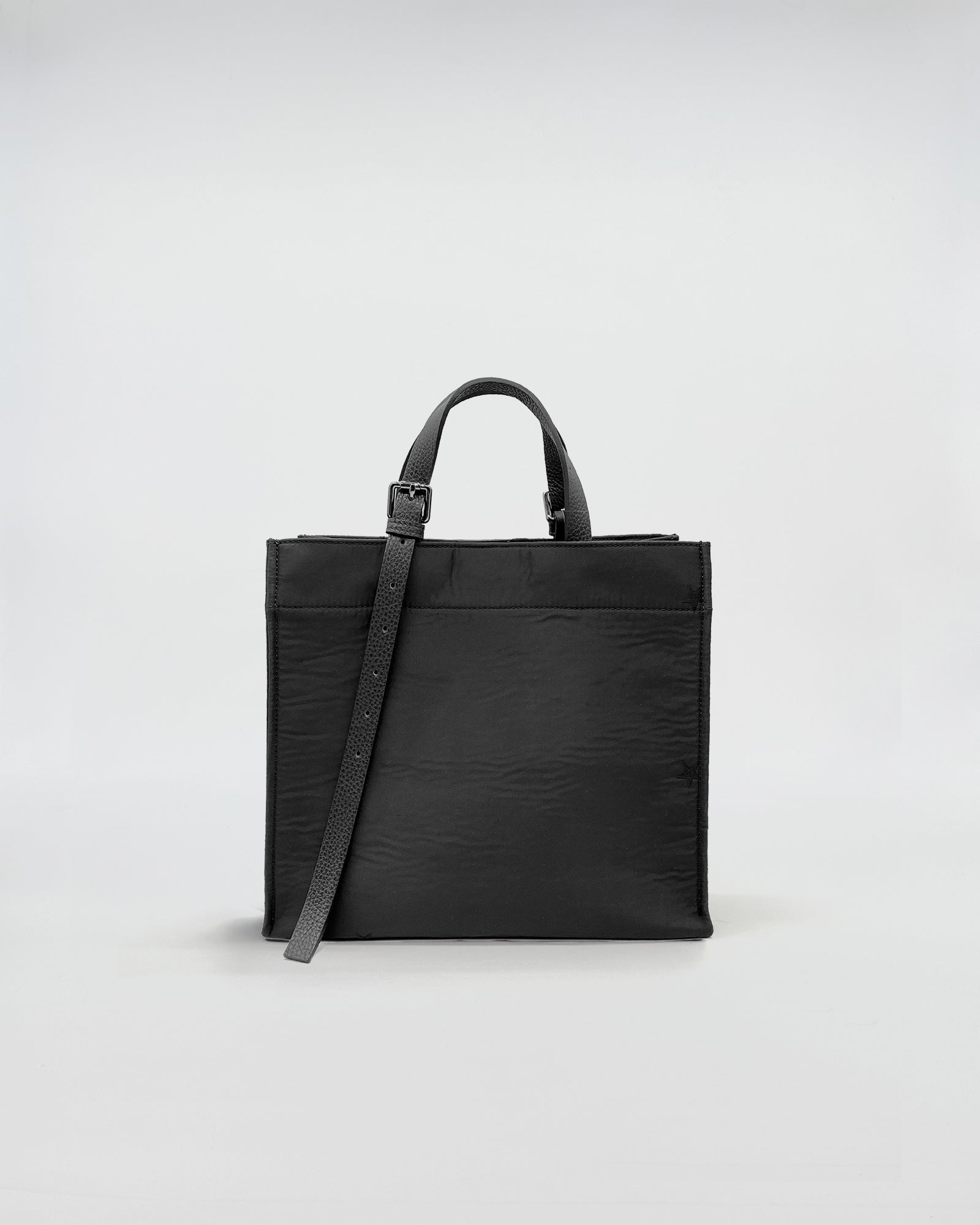 LUDOVICA XS TESSUTO TECNICO borsa in nylon riciclato, elegante e funzionale, con manici per uso quotidiano.