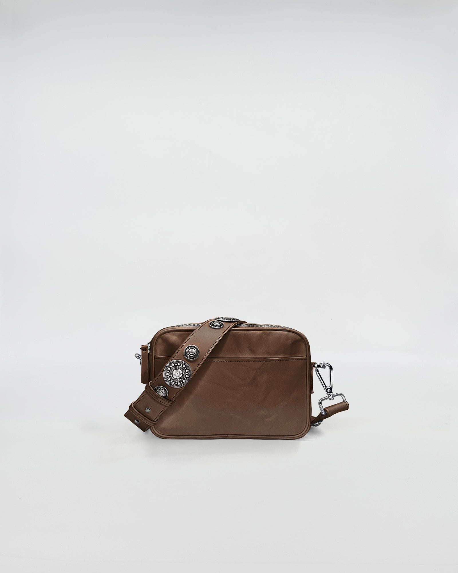 MAFALDA VITELLO LAVATO ROCK handbag with adjustable studded shoulder strap in brown leather.