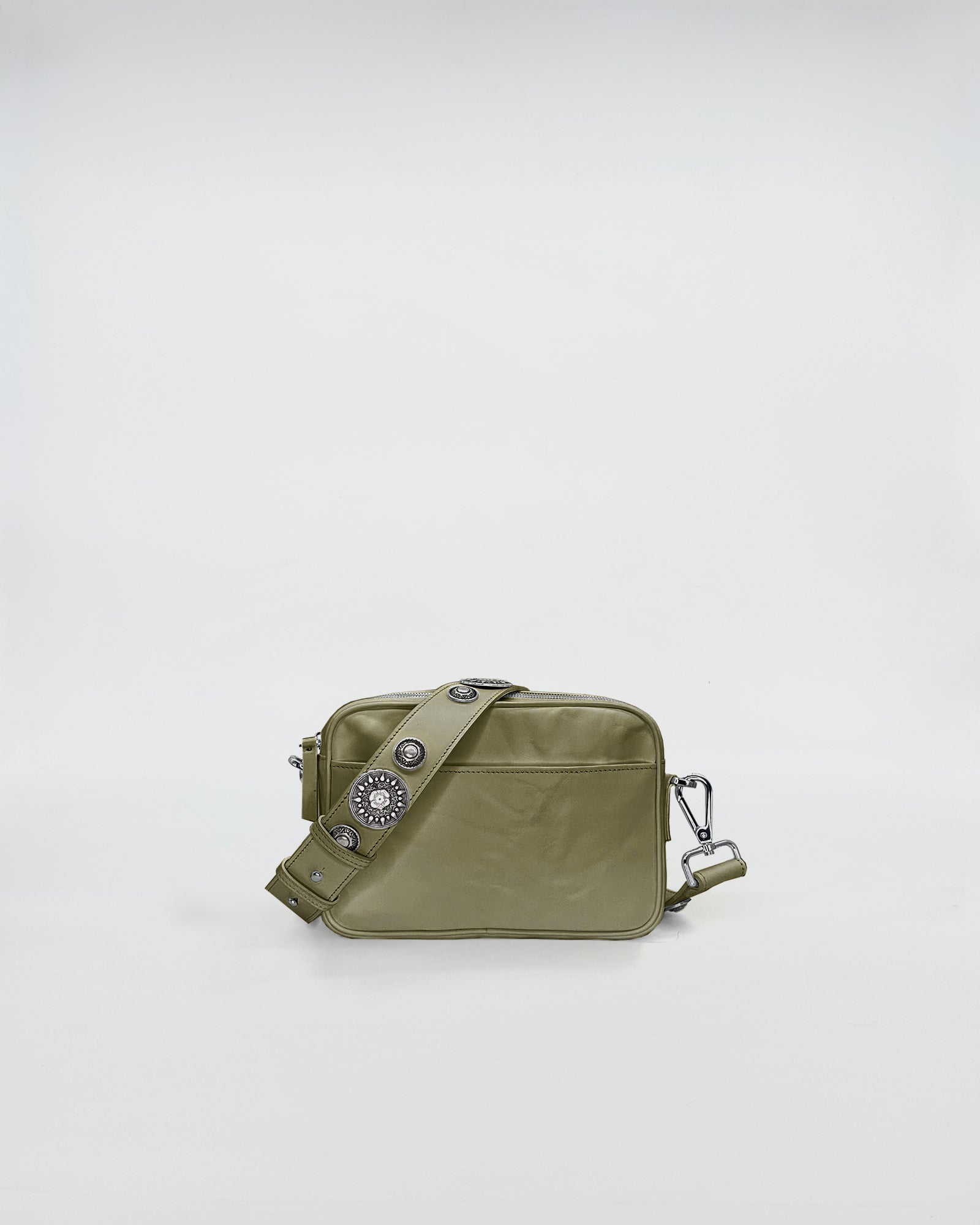 MAFALDA VITELLO LAVATO ROCK, borsa in vitello pieno lavato con tracolla rock e borchie.
