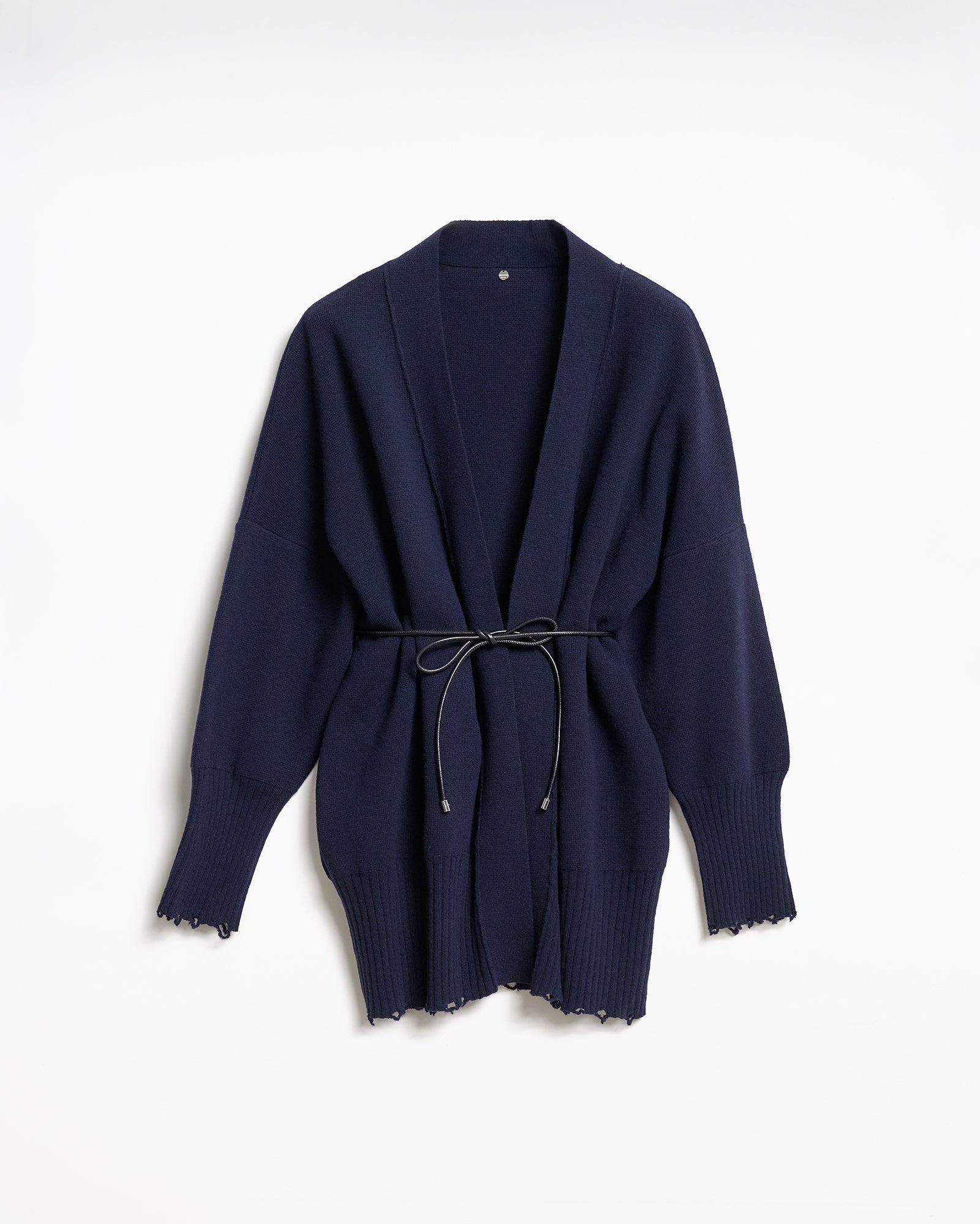 CARDIGAN IN MAGLIA CON CINTURA PELLE PERSONALIZZABILE in navy con dettagli di lavorazione a maglia e cintura tubolare.
