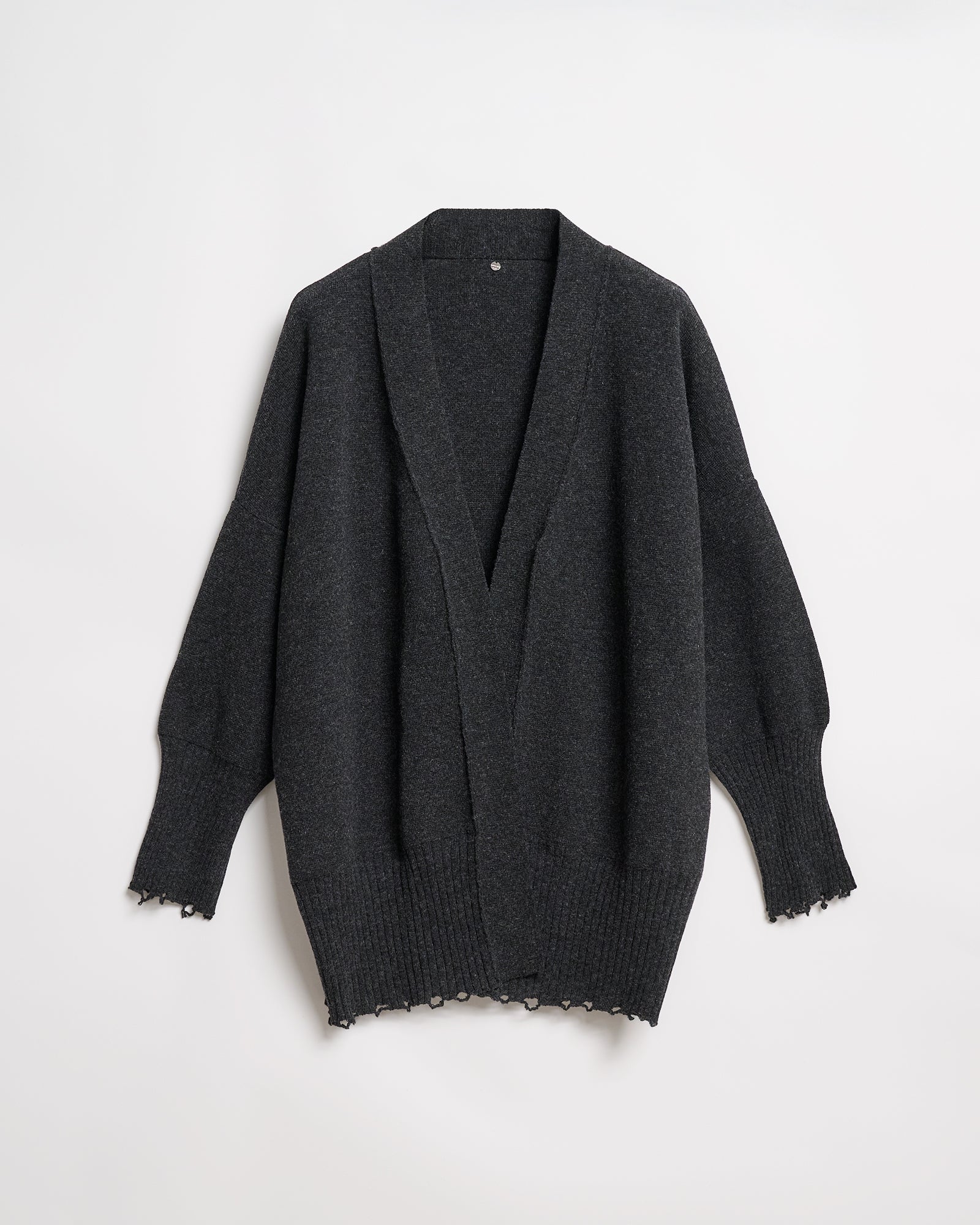 CARDIGAN IN MAGLIA CON CINTURA PELLE PERSONALIZZABILE, cardigan in lana grigia con dettagli di lavorazione chic.
