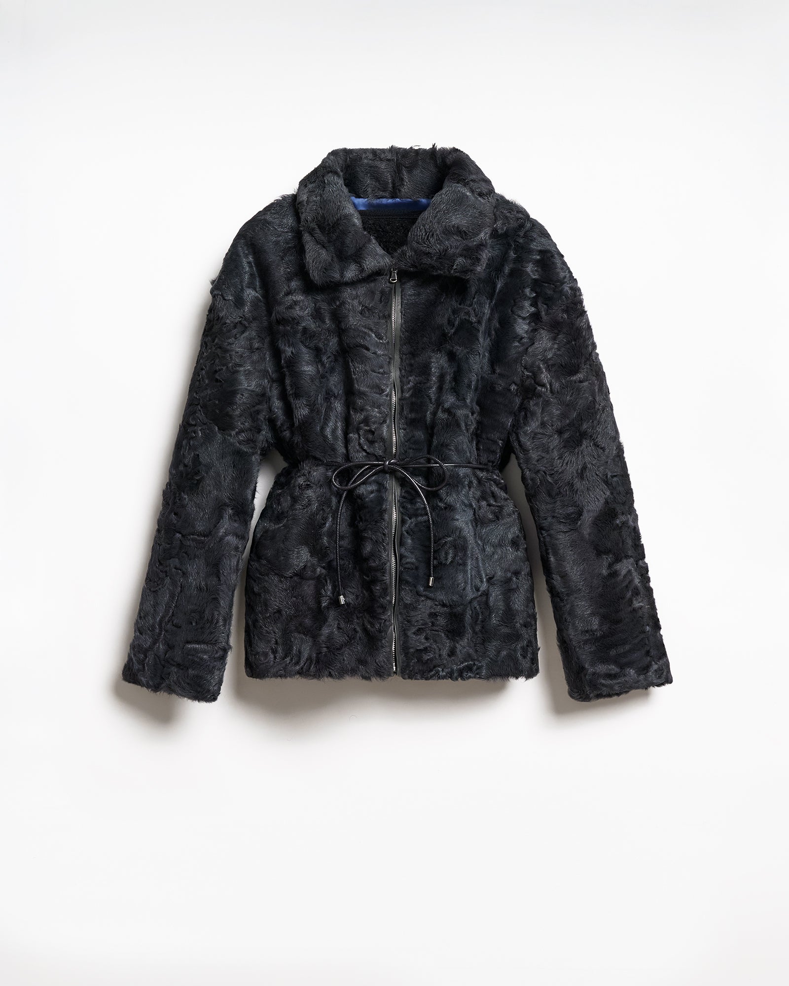 BLOUSON ASTRAKAN UPCYCLE, stylish black textured jacket with a belted waist and zip closure.