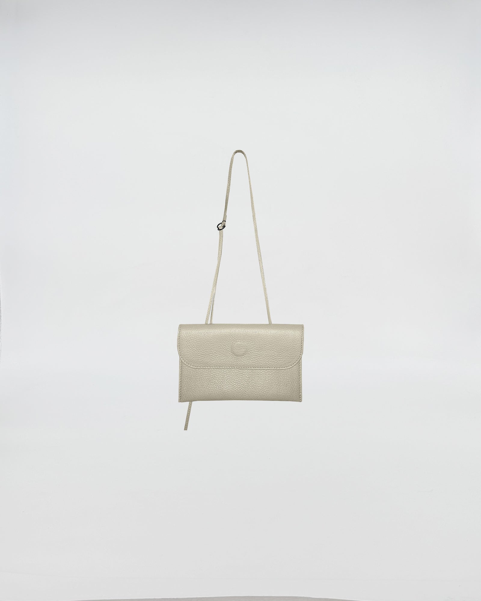 PORTAOCCHIALI CON TRACOLLA in pelle chiara, accessorio elegante e pratico per donne in movimento.