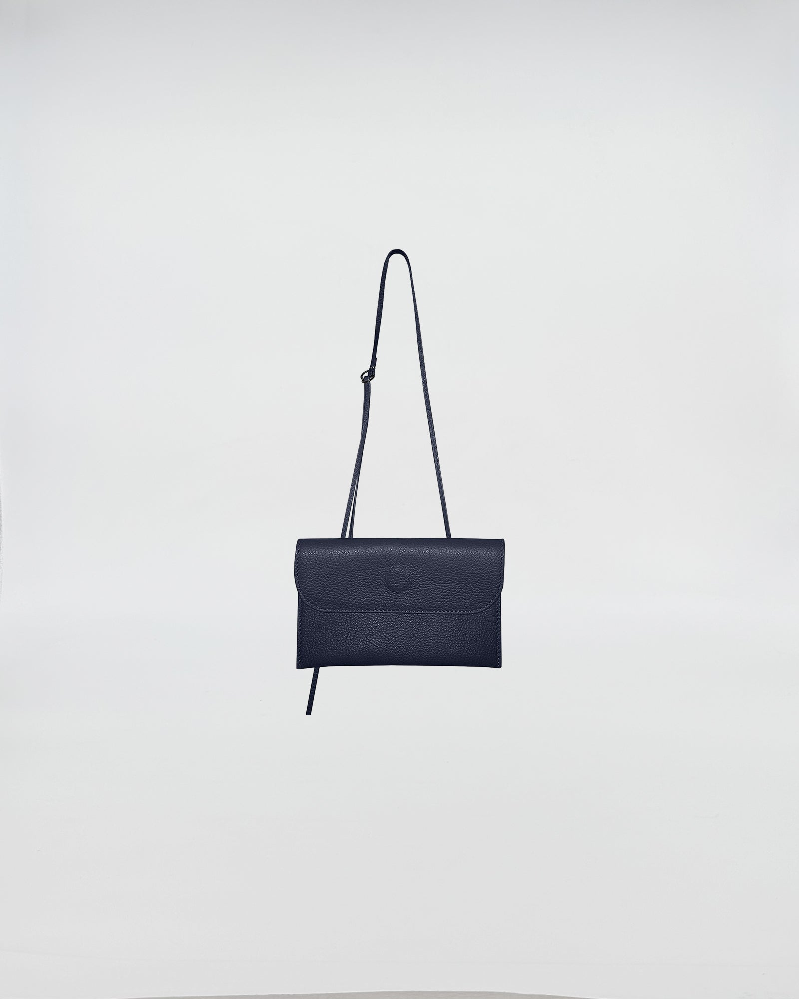 PORTAOCCHIALI CON TRACOLLA in pelle nera con tracolla removibile, un accessorio elegante per la donna moderna.