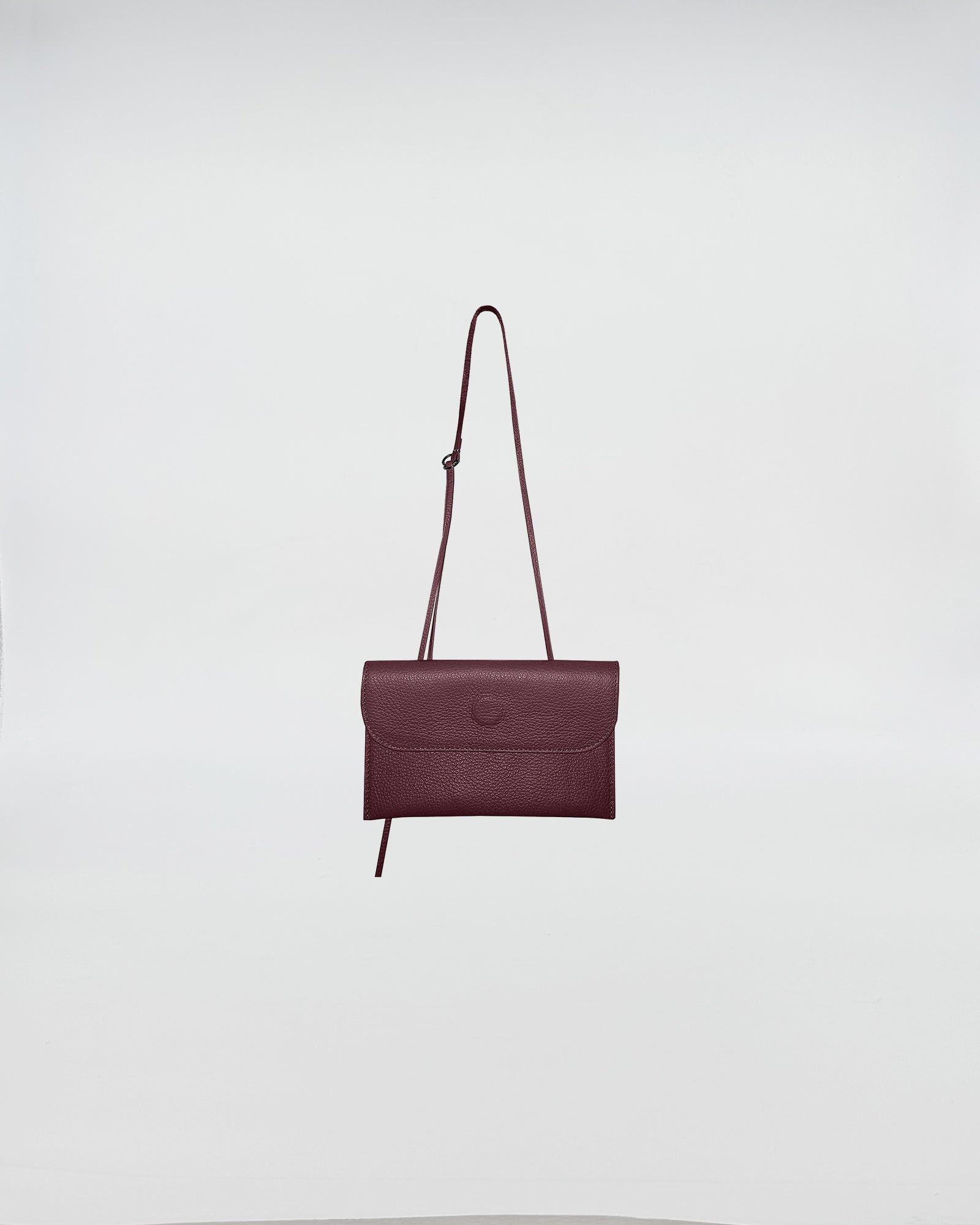 PORTAOCCHIALI CON TRACOLLA in vitello pieno fiore, borsa a tracolla elegante color bordeaux.