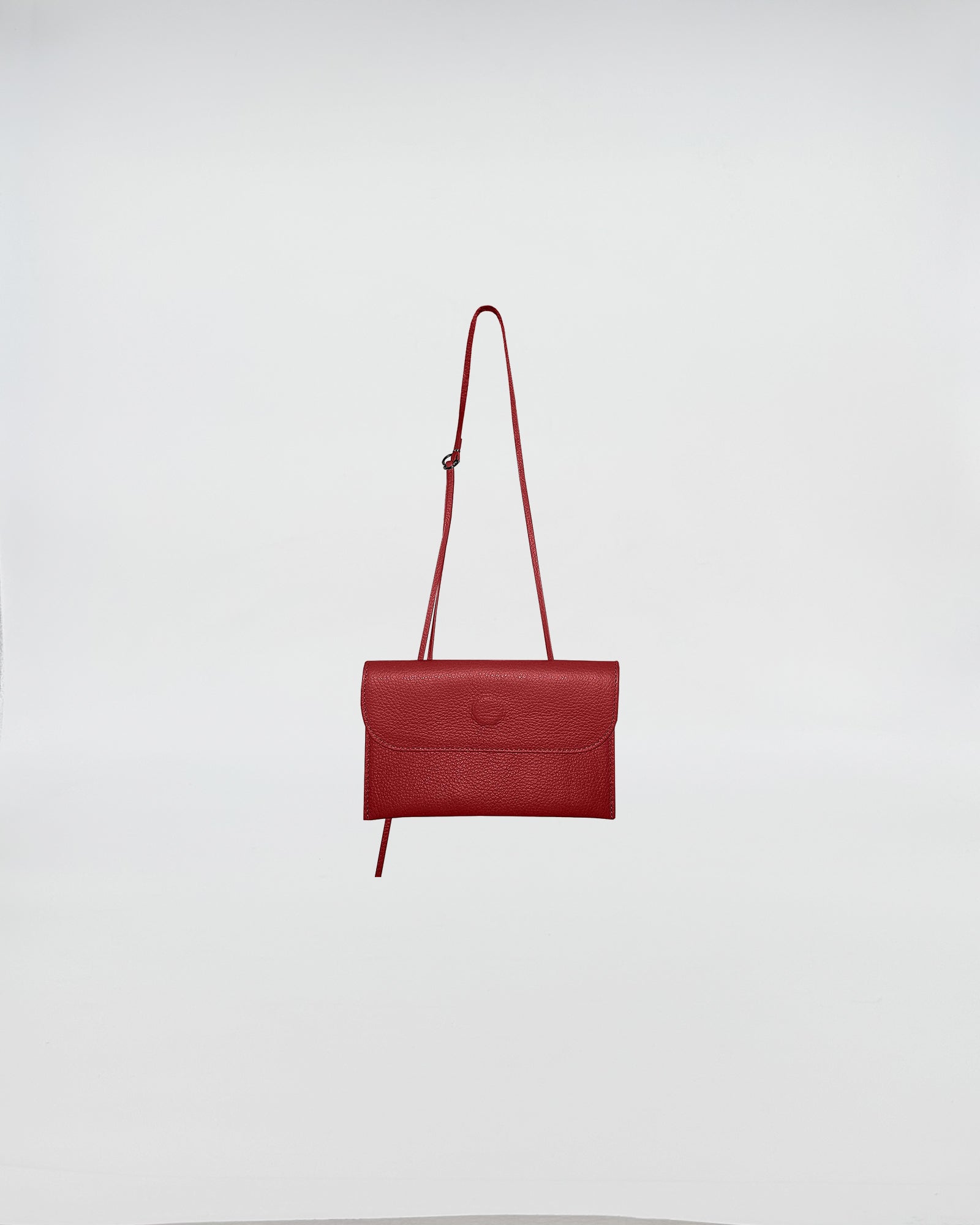 PORTAOCCHIALI CON TRACOLLA in vitello pieno fiore, color rosso, con tracolla rimovibile, accessorio elegante e pratico.