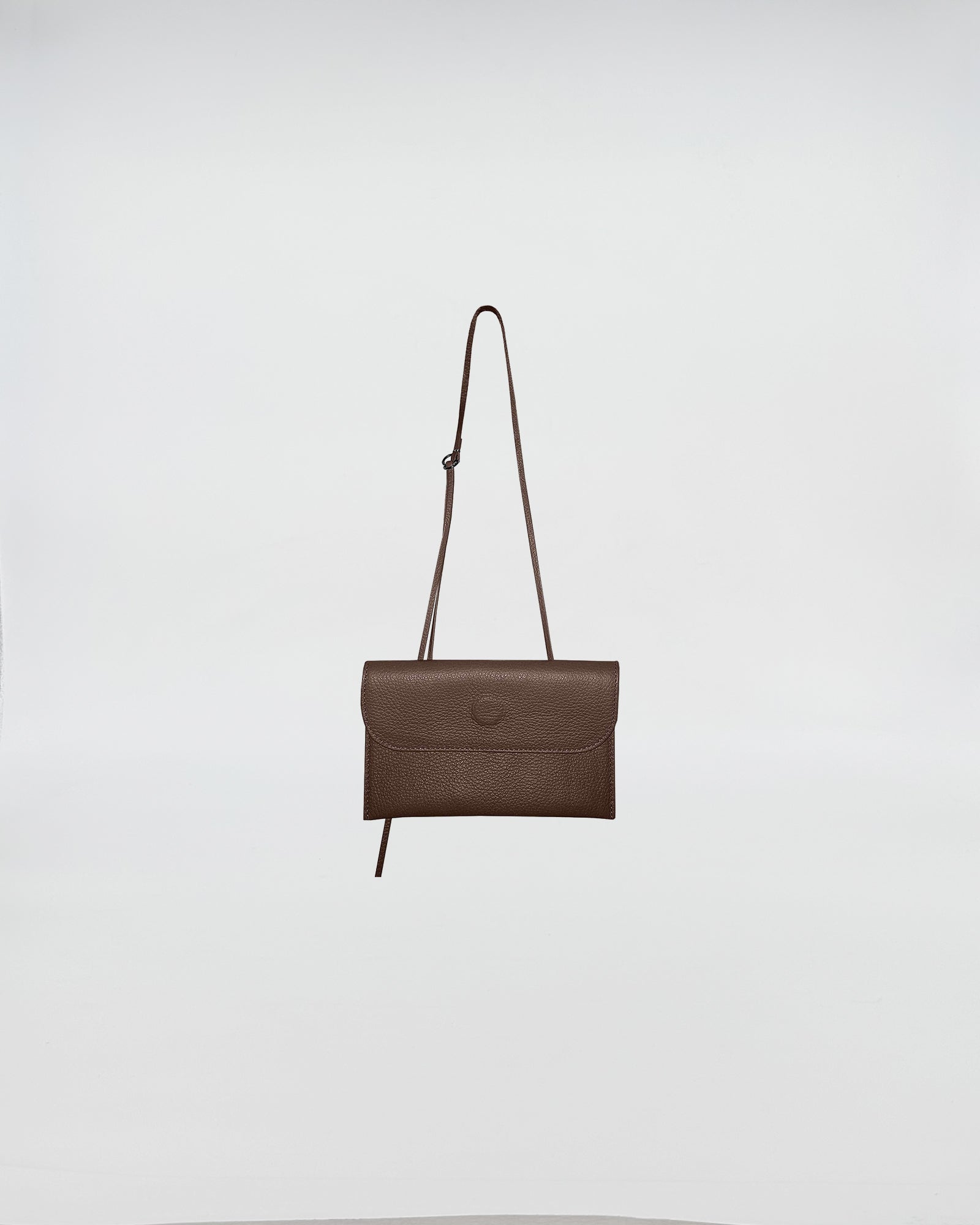 PORTAOCCHIALI CON TRACOLLA in pelle marrone con tracolla rimovibile, un accessorio elegante per donne moderne.