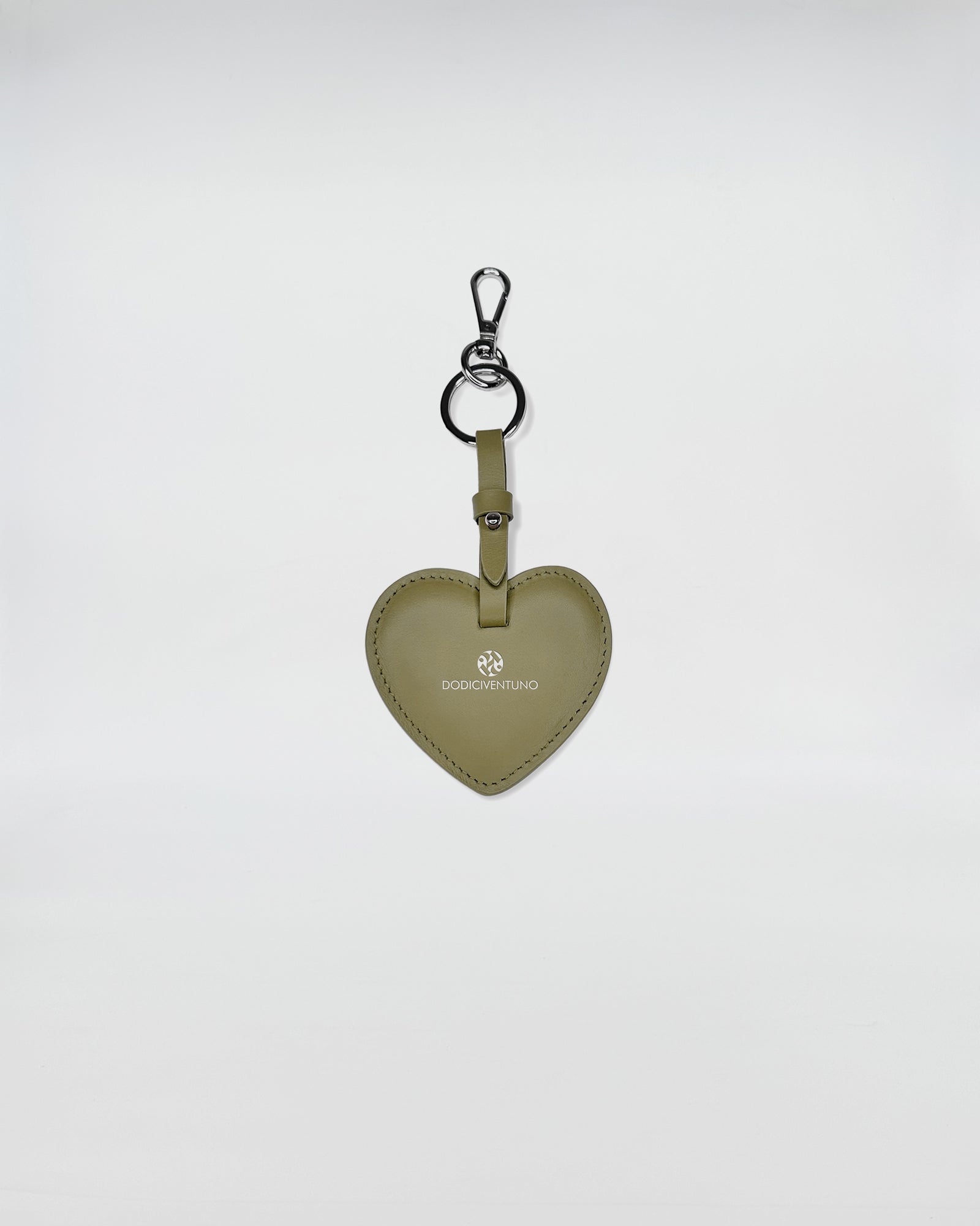 PORTACHIAVI IN PELLE CUORE in pelle verde chiaro con anello portachiavi.