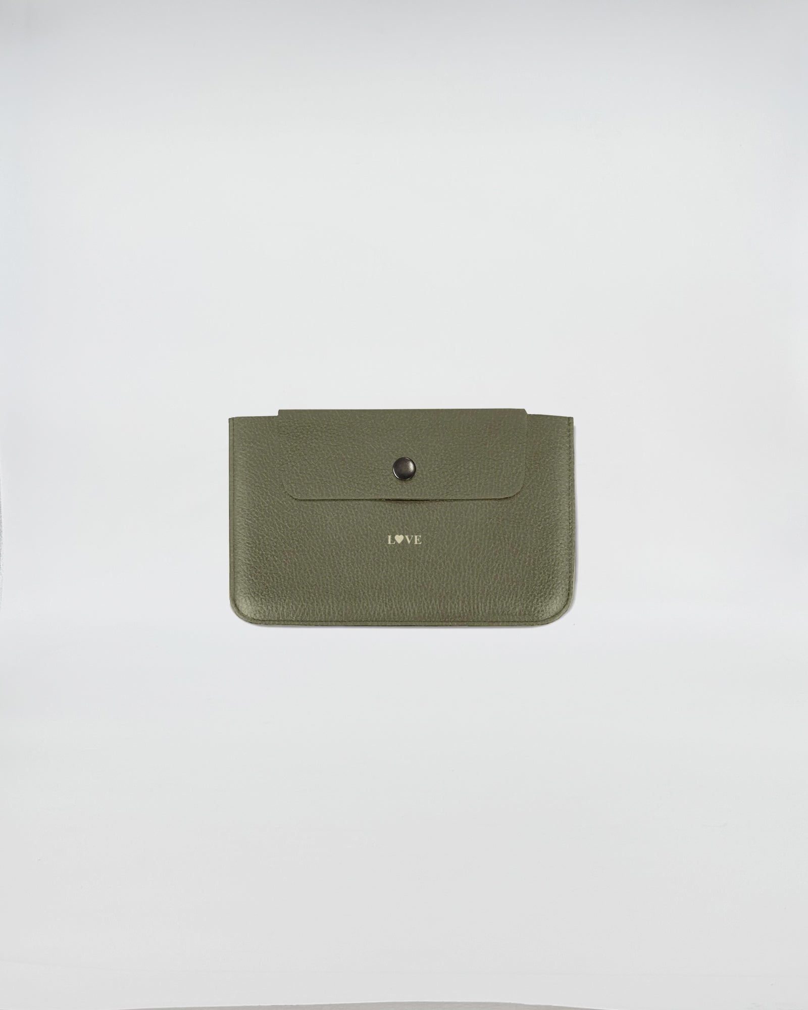 Porta documenti LOVE in pelle verde con chiusura, personalizzato con la parola "LOVE".