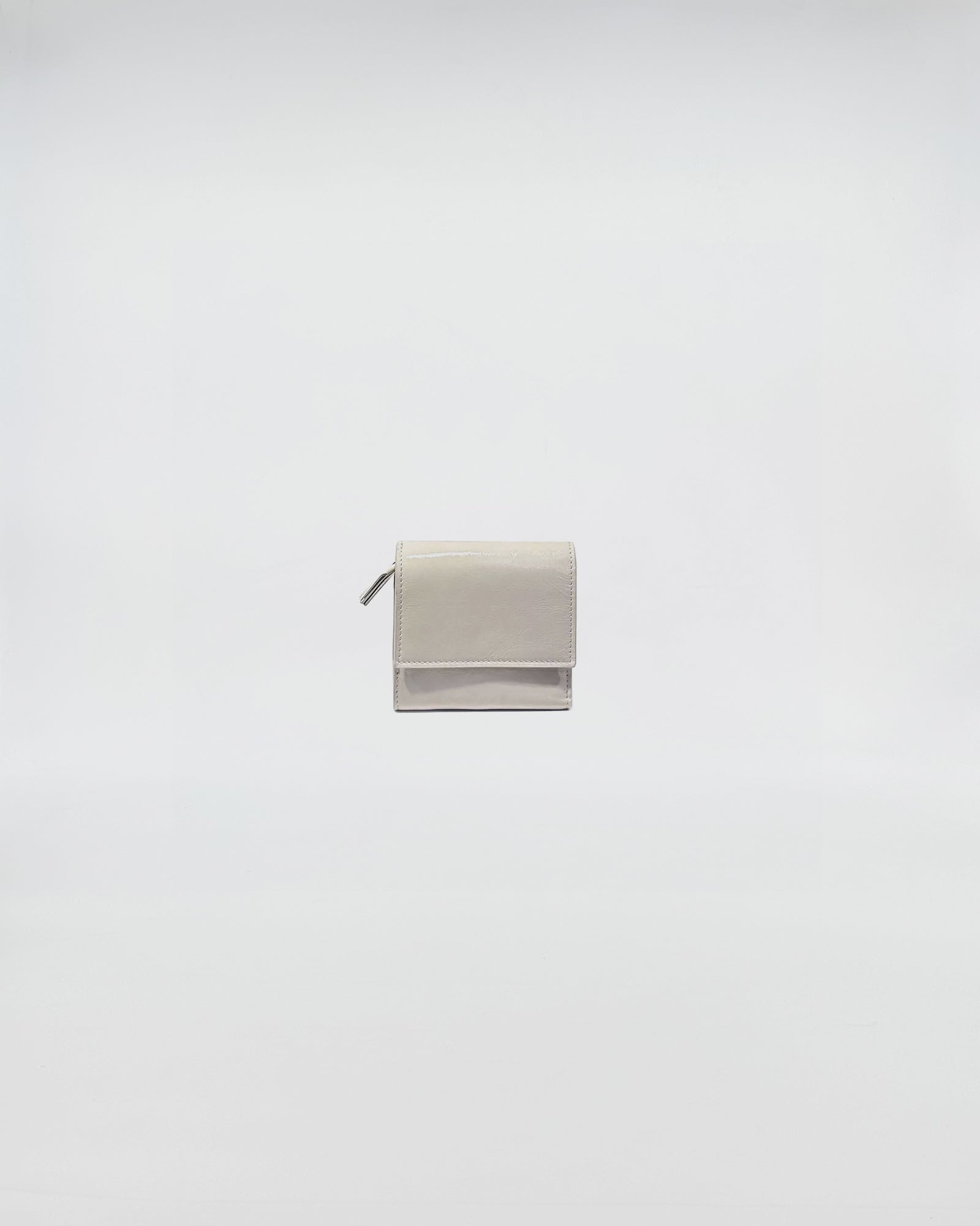 Portafoglio Pocket in vitello naplack elegante, con chiusura a pressione e scomparti interni per carte e contanti.