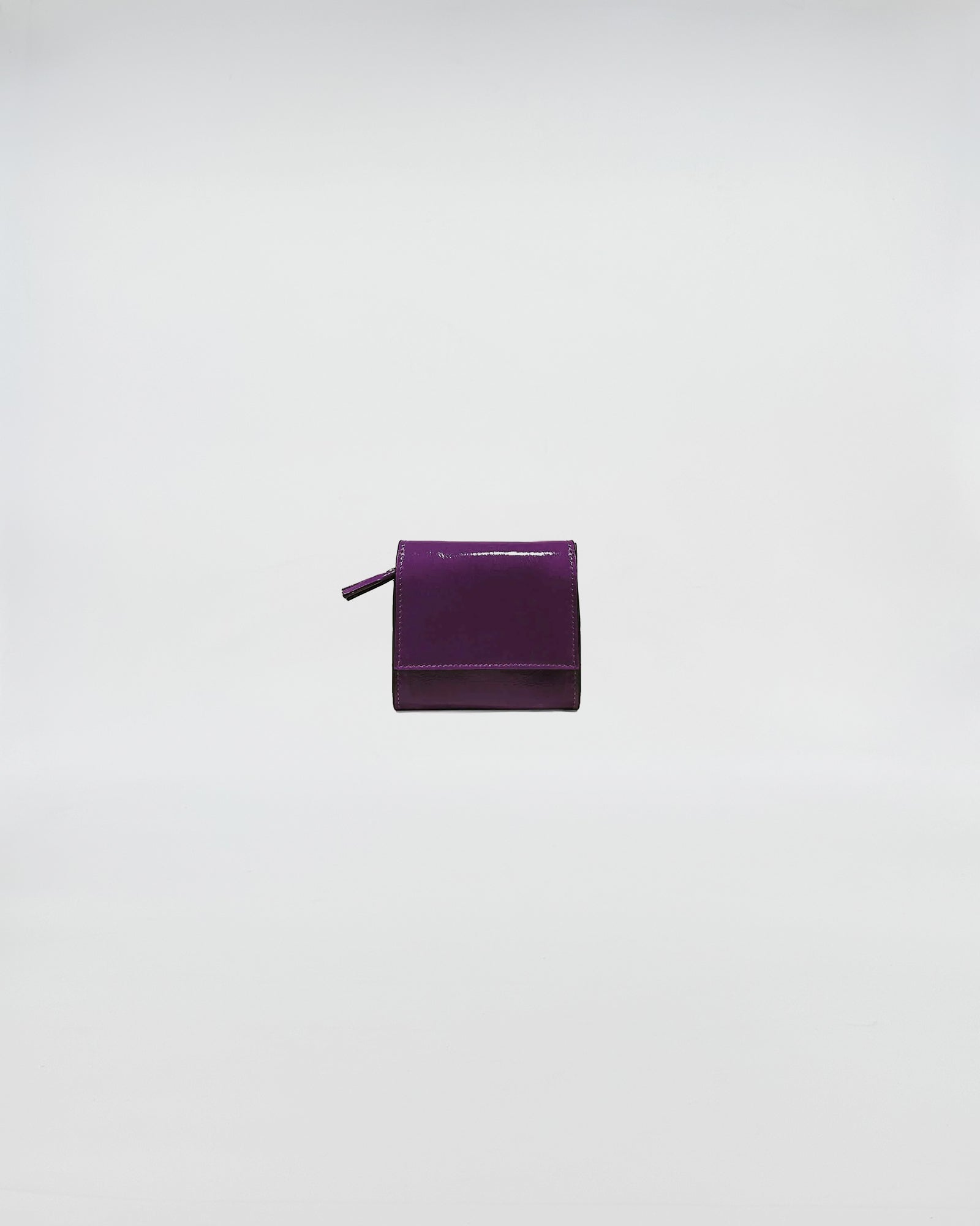 PORTAFOGLIO POCKET in vitello naplack viola, chiusura a pressione e design elegante per uso quotidiano.