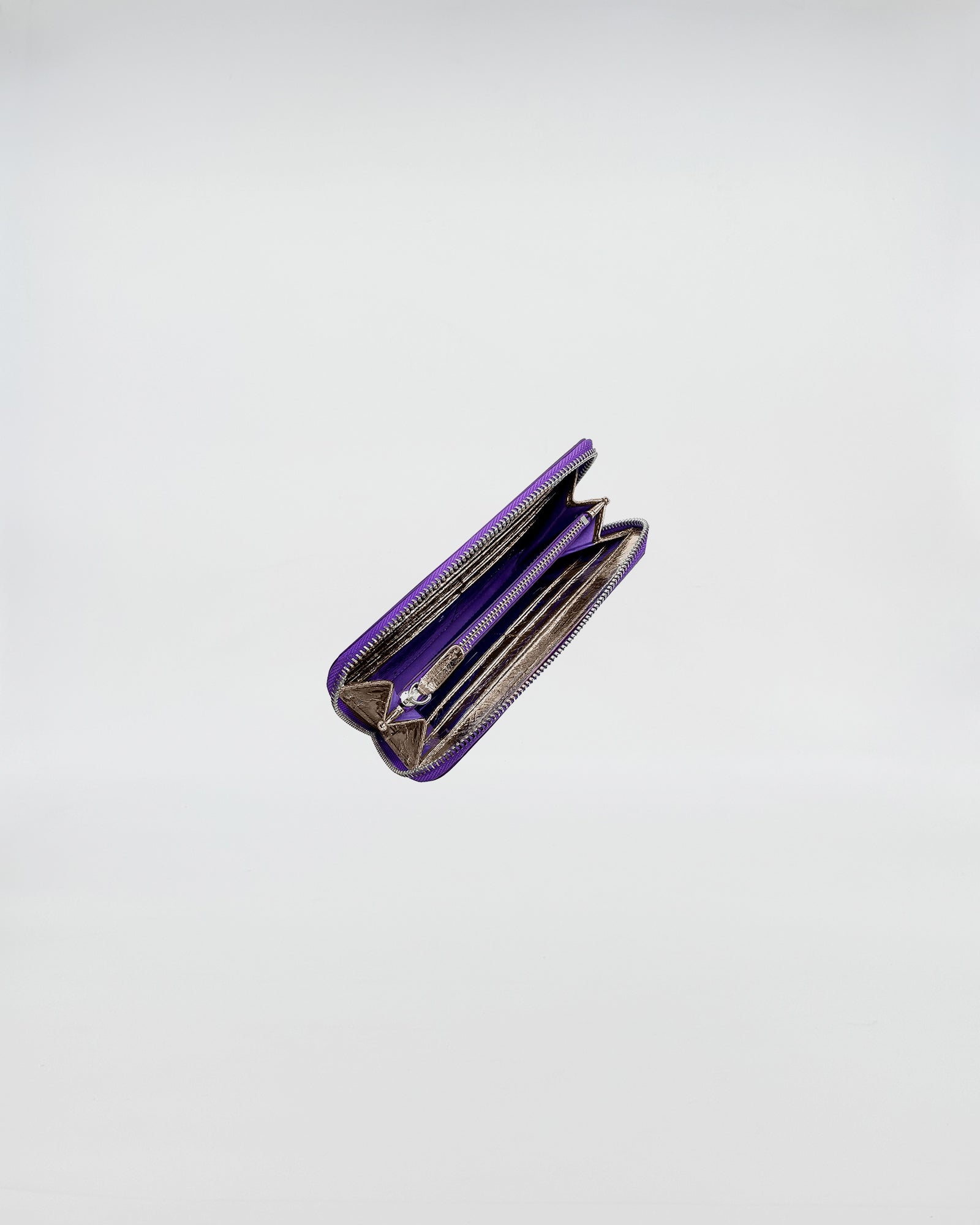 Portafoglio Zip Medium aperto, realizzato in vitello con lamina, con interni ben organizzati.
