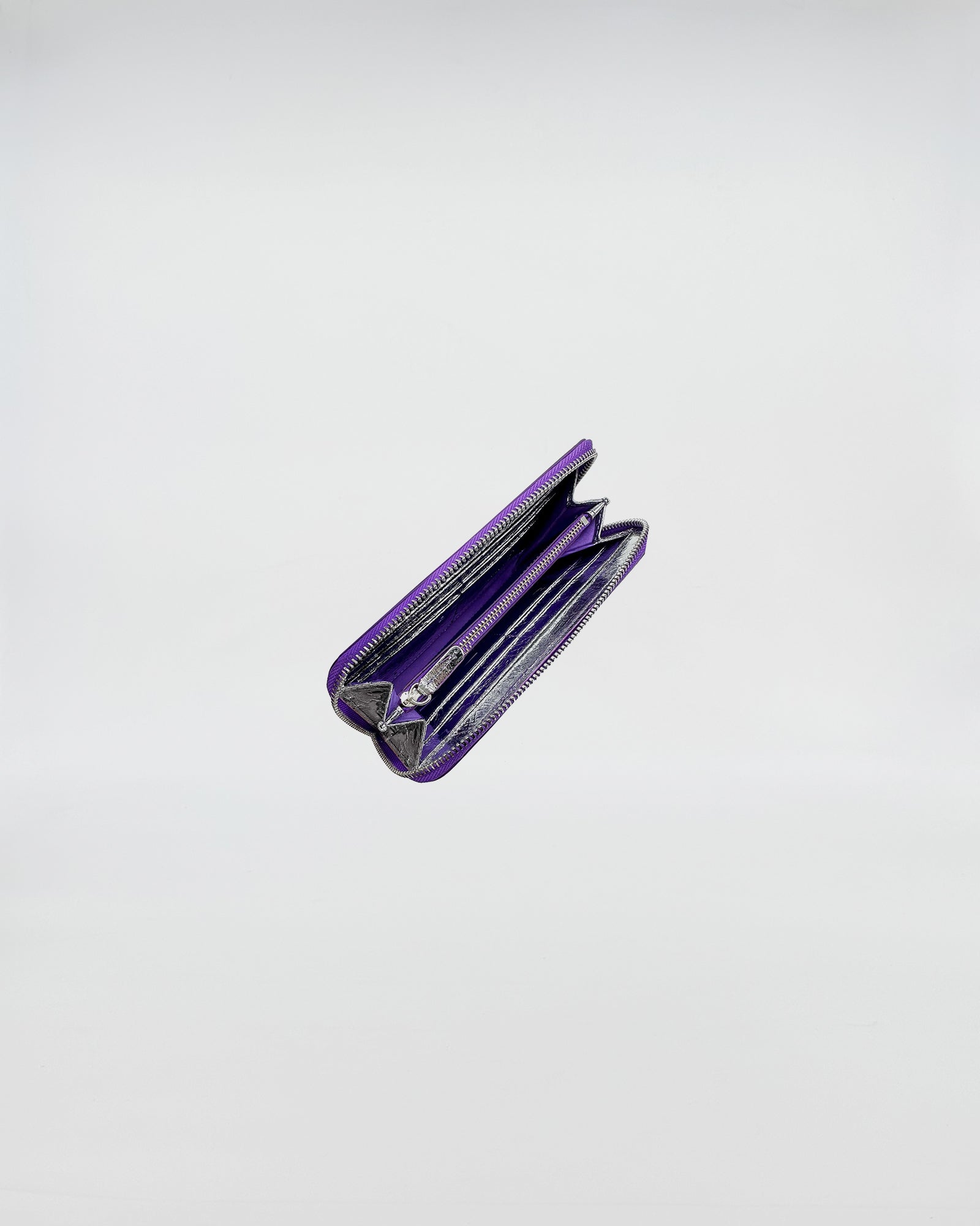 PORTAFOGLIO ZIP MEDIUM in purple, showcasing organized interior compartments for cards, cash, and coins.