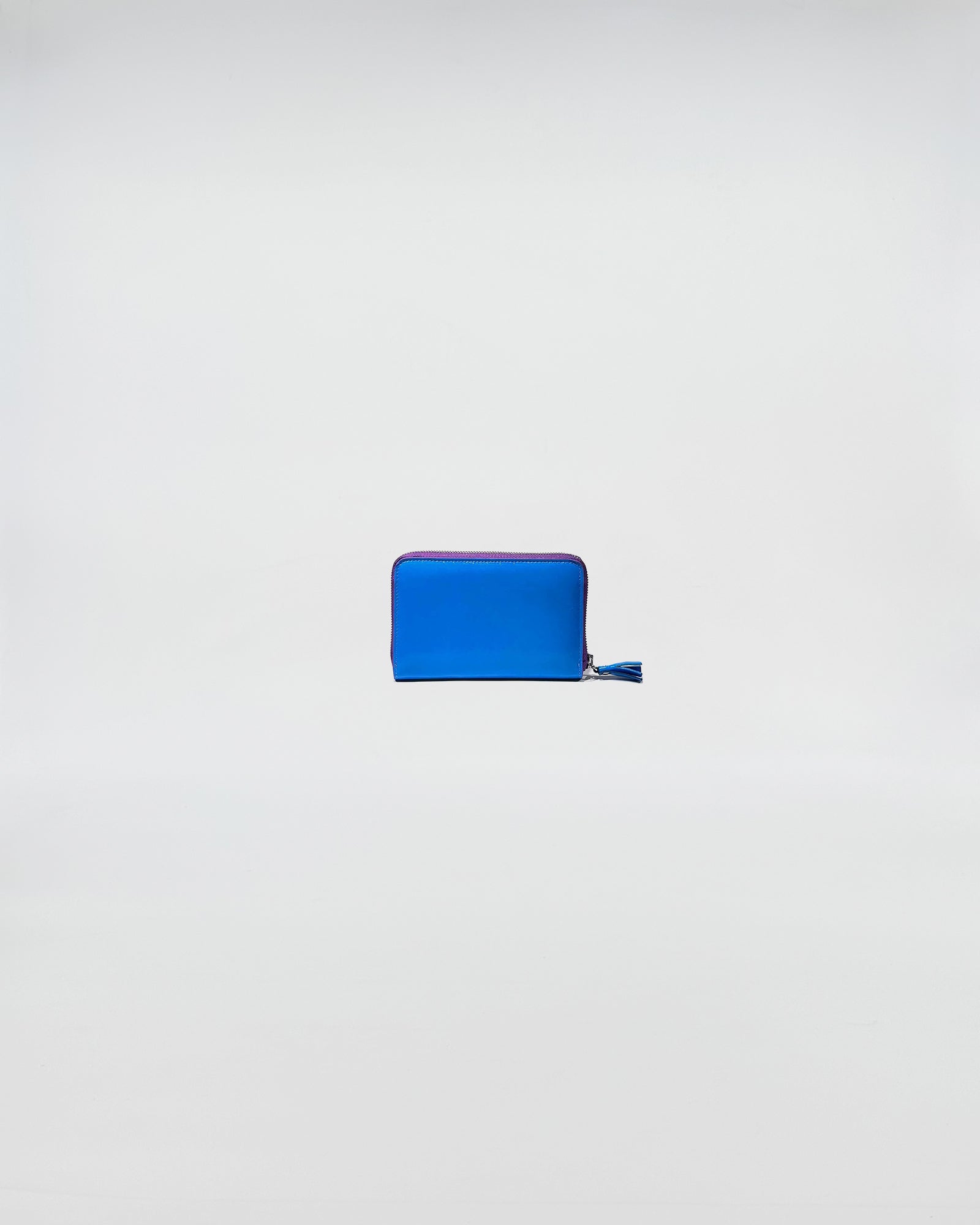 Portafoglio Zip Mini in vitello blu con chiusura zip, elegante e pratico per carte e contanti.