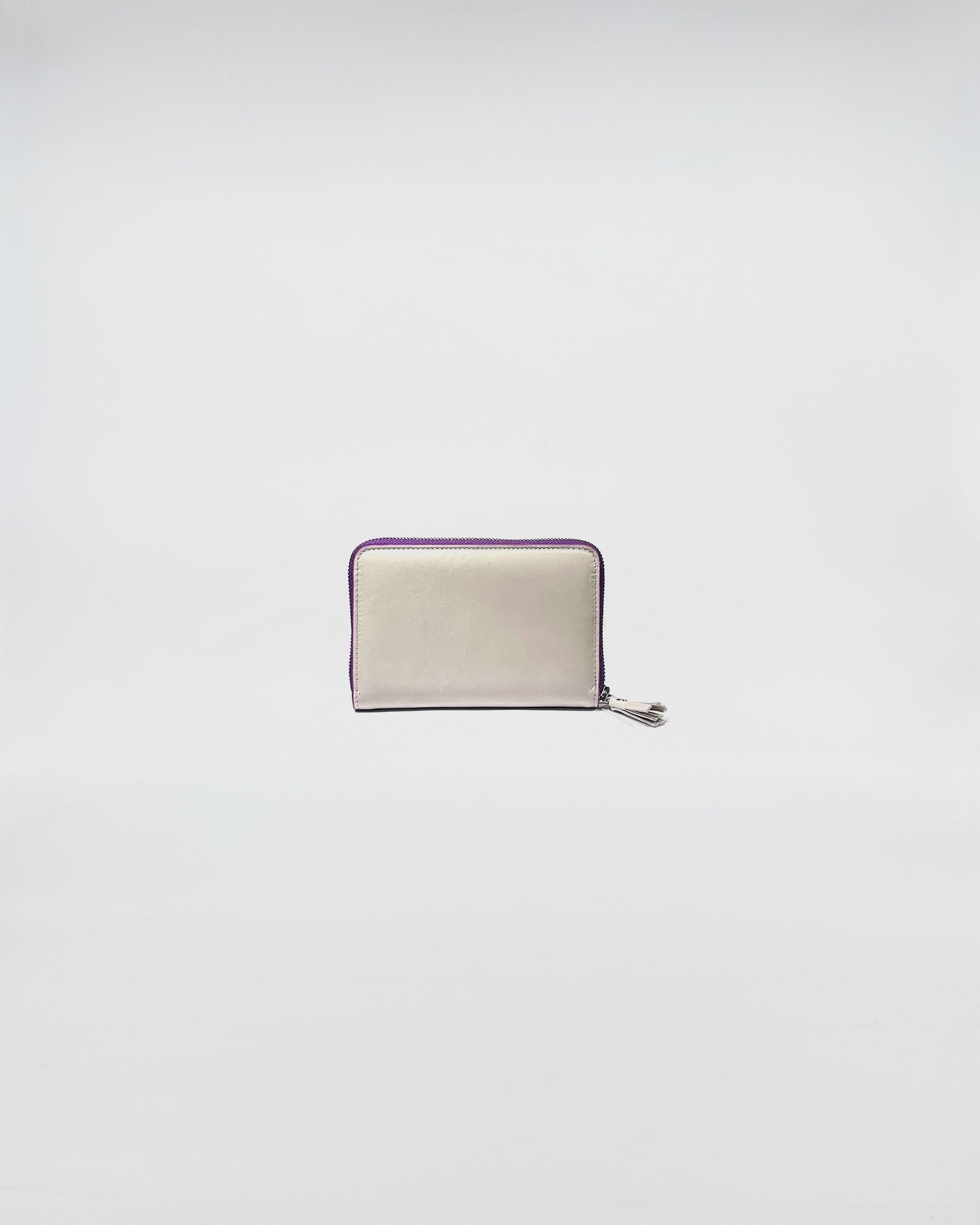 Portafoglio Zip Small in vitello con lamina, chiusura zip viola e fodera interna viola.