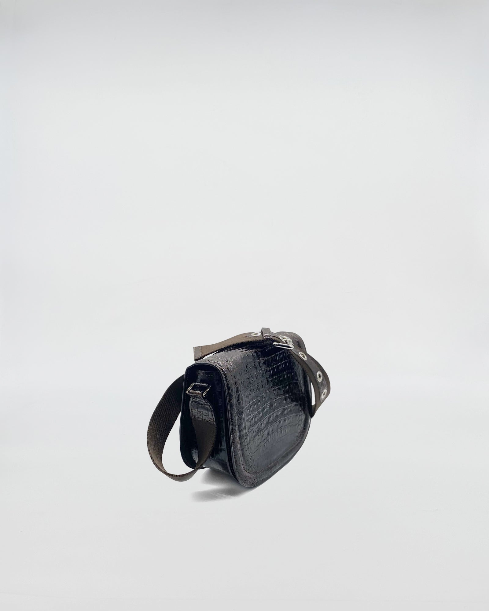 POSTINA MILANO COCCO RECYCLE black recycled crocodile bag with shoulder strap and magnetic closure.