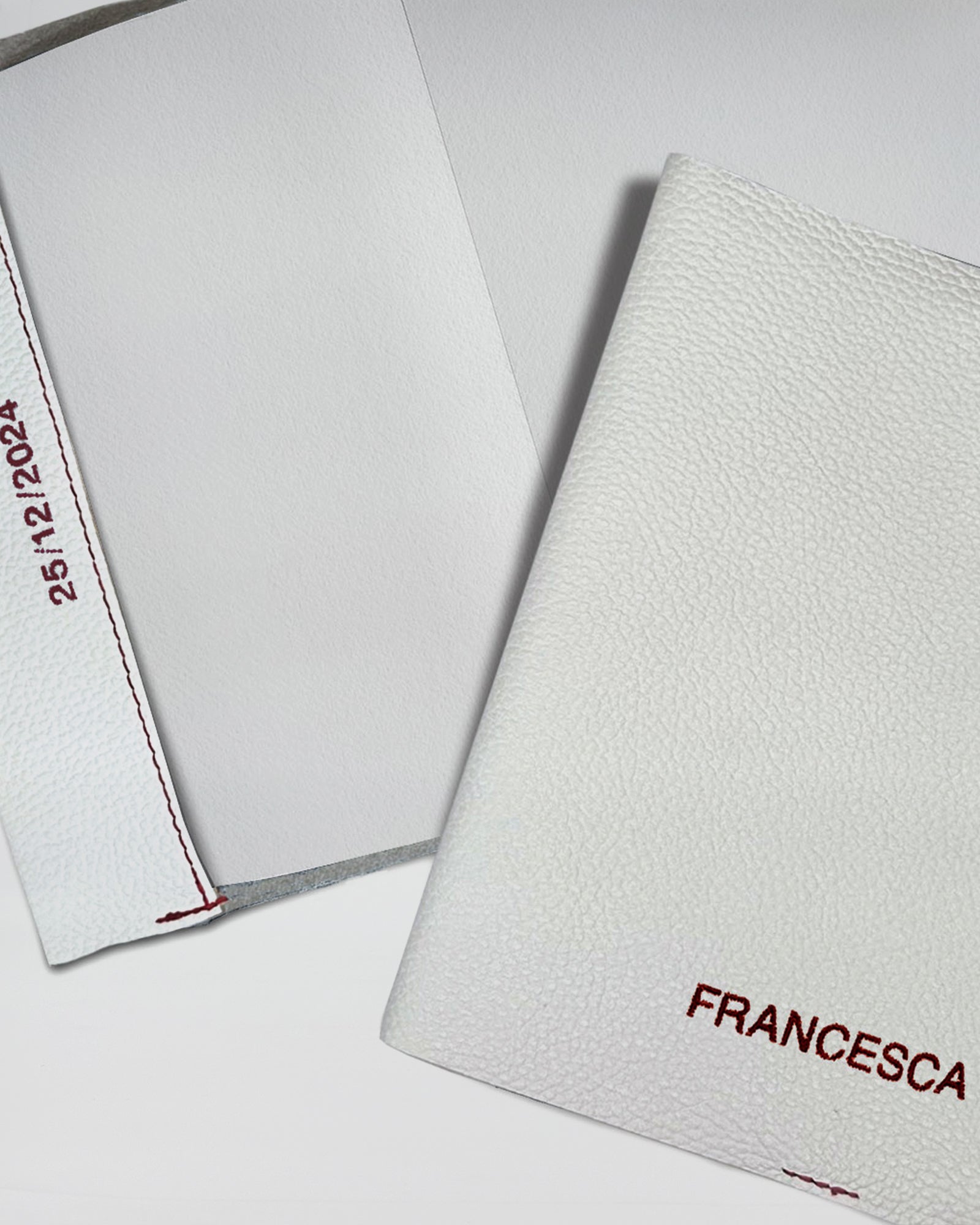 QUADERNO CON COVER PERSONALIZZATA FOGLI BIANCHI, cover bianca personalizzata con ricamo e fogli bianchi interni.