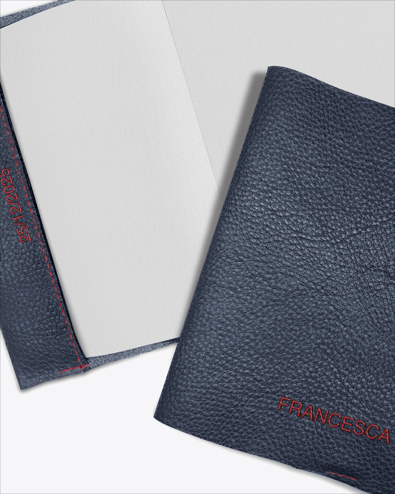 QUADERNO CON COVER PERSONALIZZATA FOGLI BIANCHI - copertina in pelle blu con pagine bianche interne, personalizzazione in rosso.