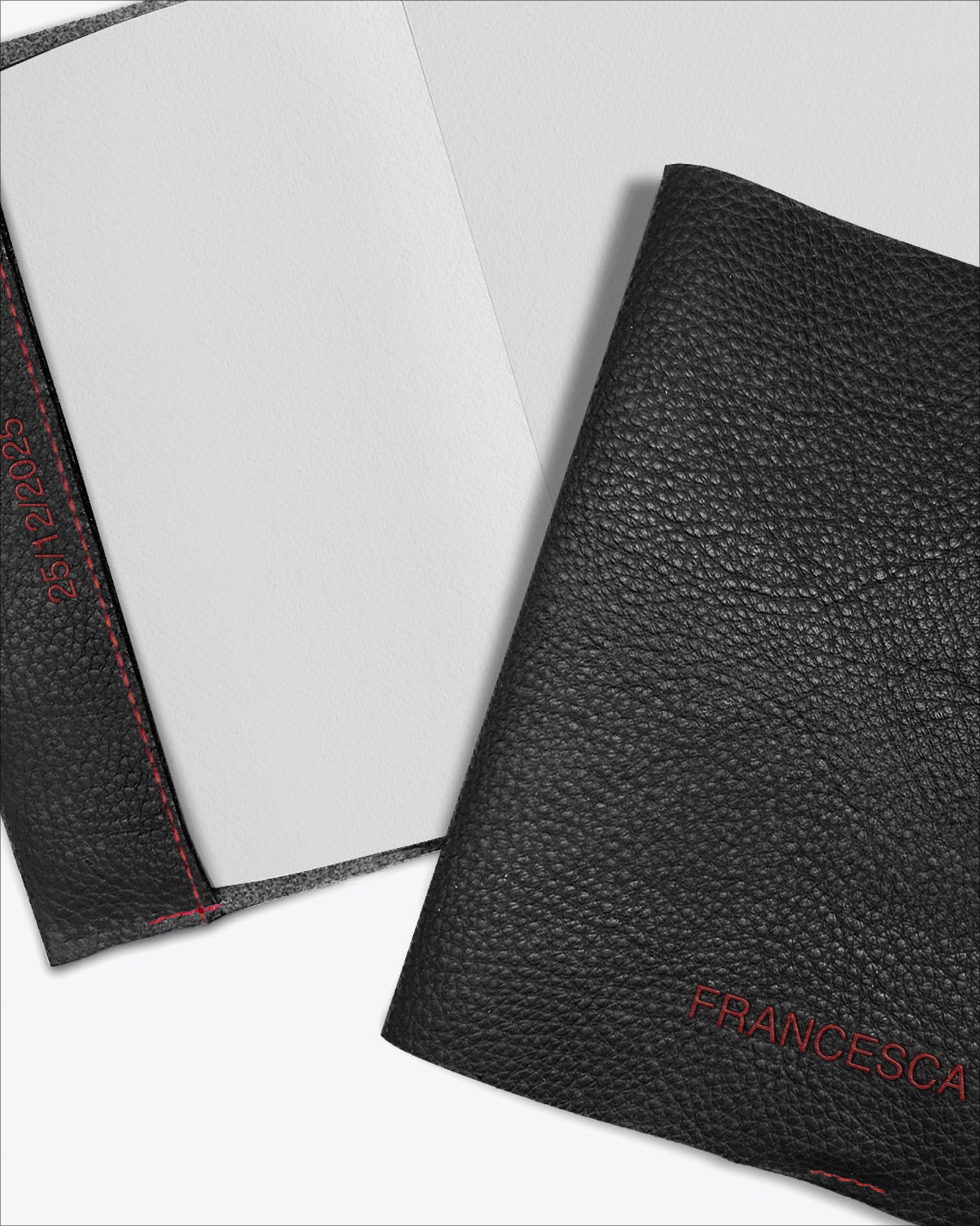 QUADERNO CON COVER PERSONALIZZATA FOGLI BIANCHI in pelle nera con pagine bianche e dettagli rossi