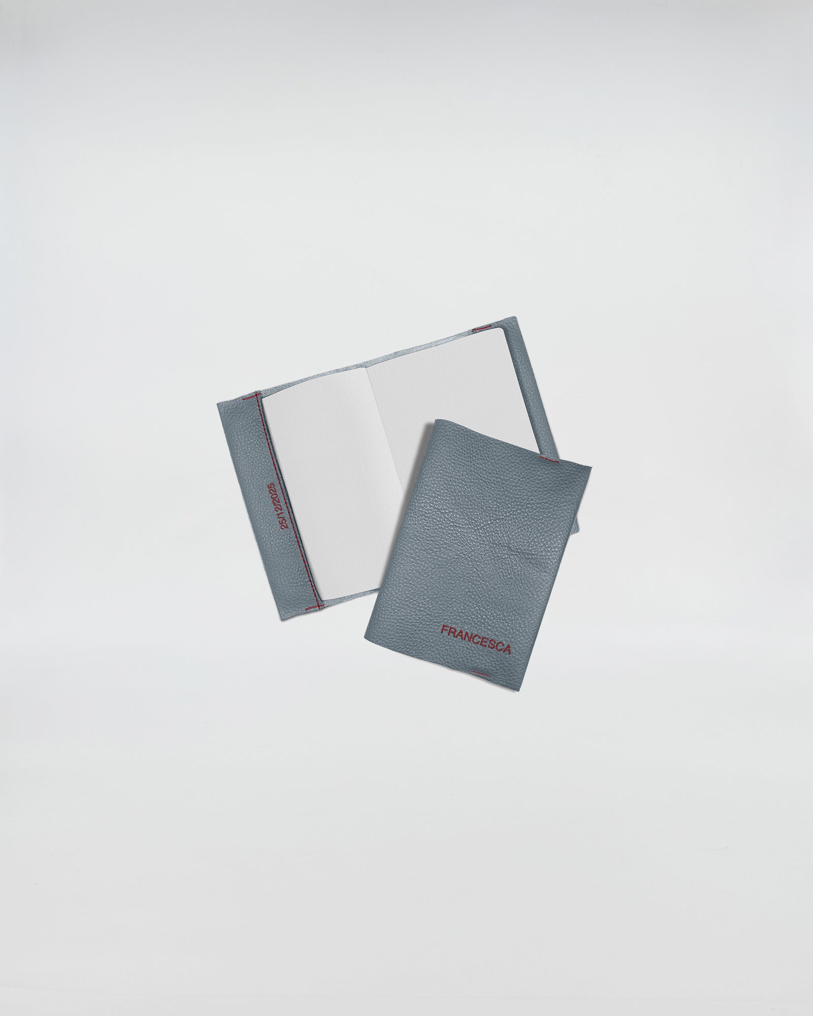 QUADERNO CON COVER PERSONALIZZATA FOGLI BIANCHI in blu, rilegato a mano, con pagine bianche e personalizzazione ricamo.