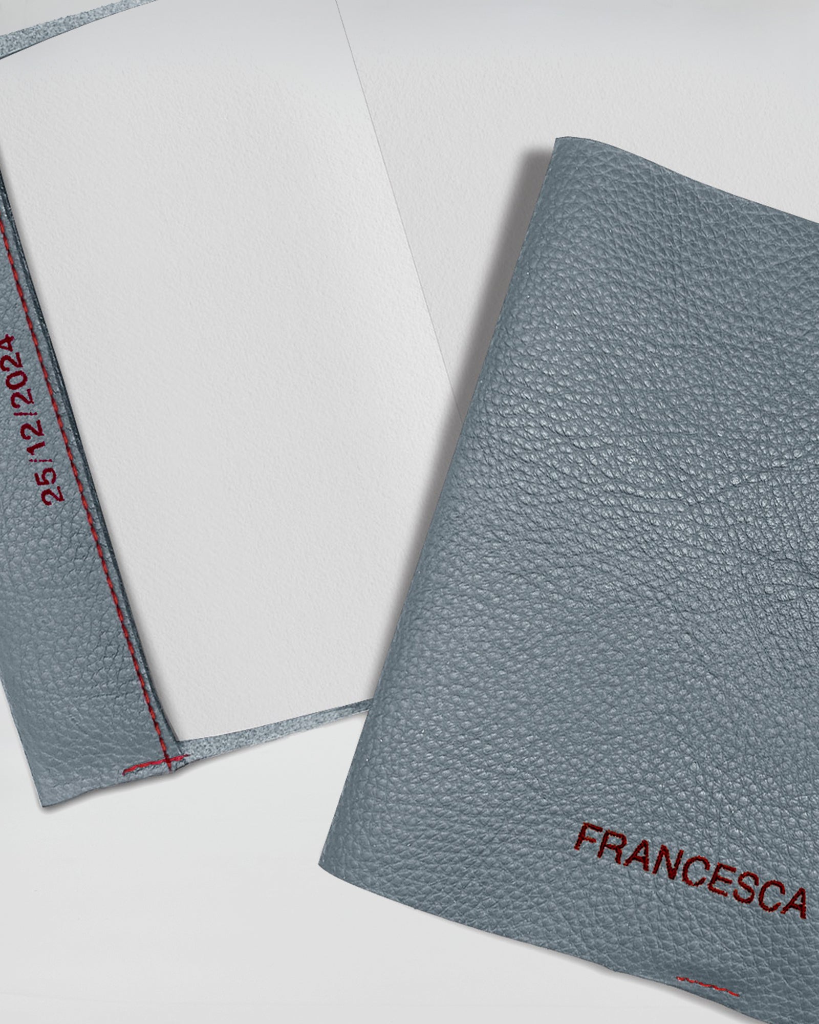 QUADERNO CON COVER PERSONALIZZATA FOGLI BIANCHI in grey leather with blank pages and personalized embroidery.