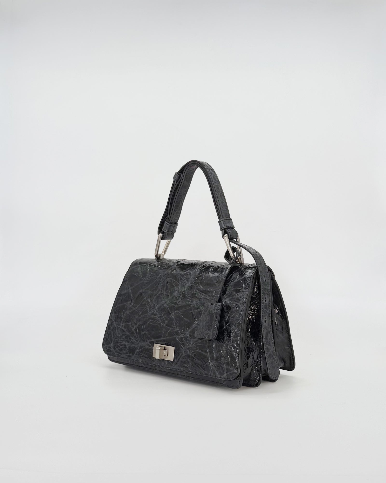 Elegant Queen Vitello Strizzato handbag with a geometric silhouette and artisanal finish, showcasing natural leather textures.