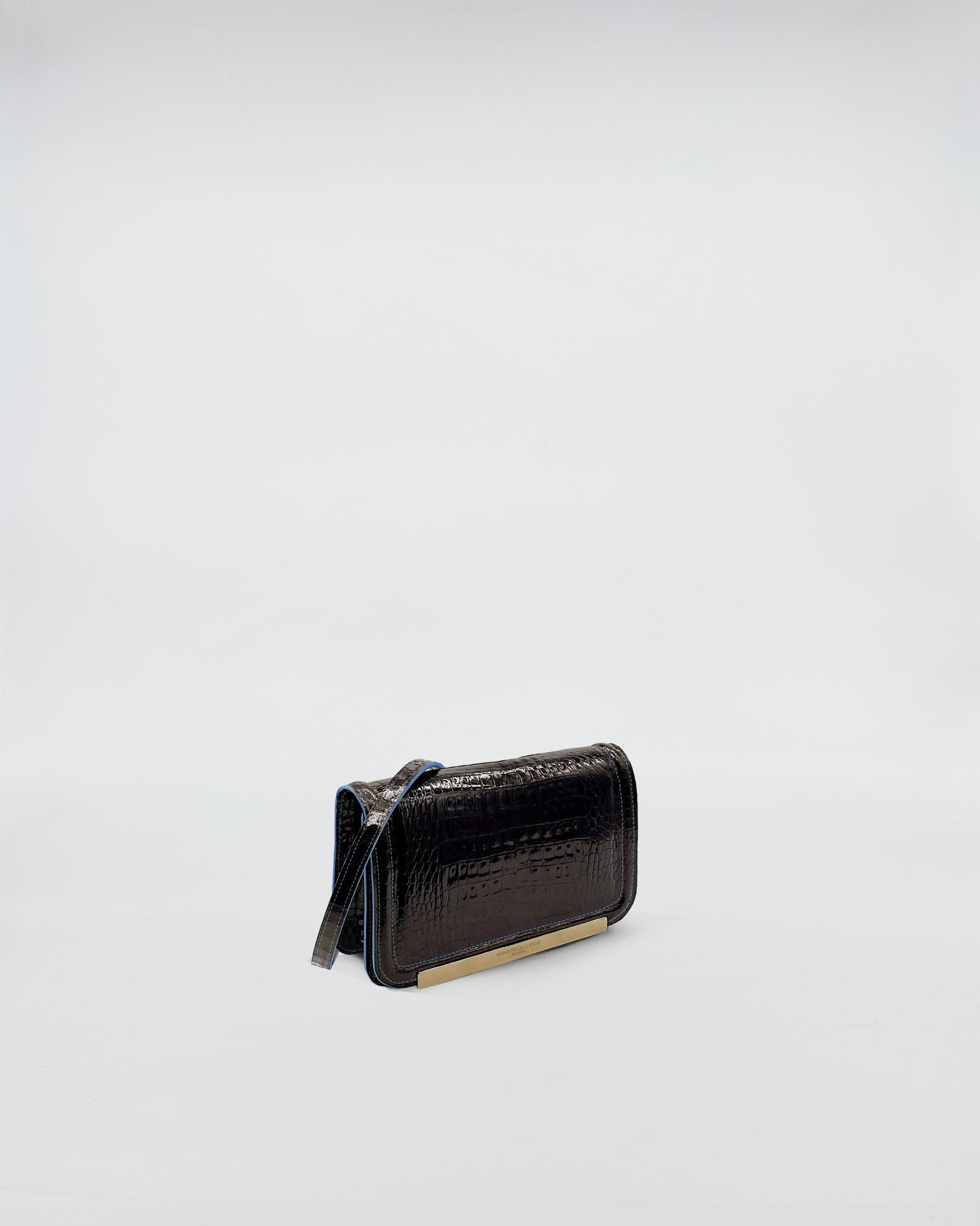 RANIA XMINI COCCO RECYCLE, a handcrafted bag made from recycled crocodile leather in a sleek design.
