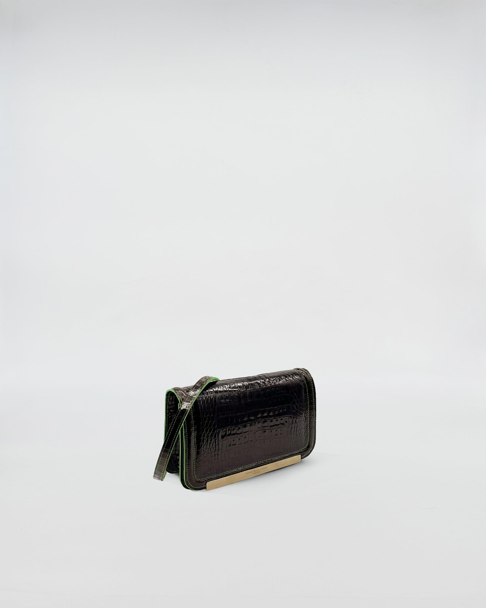RANIA XMINI COCCO RECYCLE, elegante borsa in pelle di coccodrillo riciclata con cuciture verdi.
