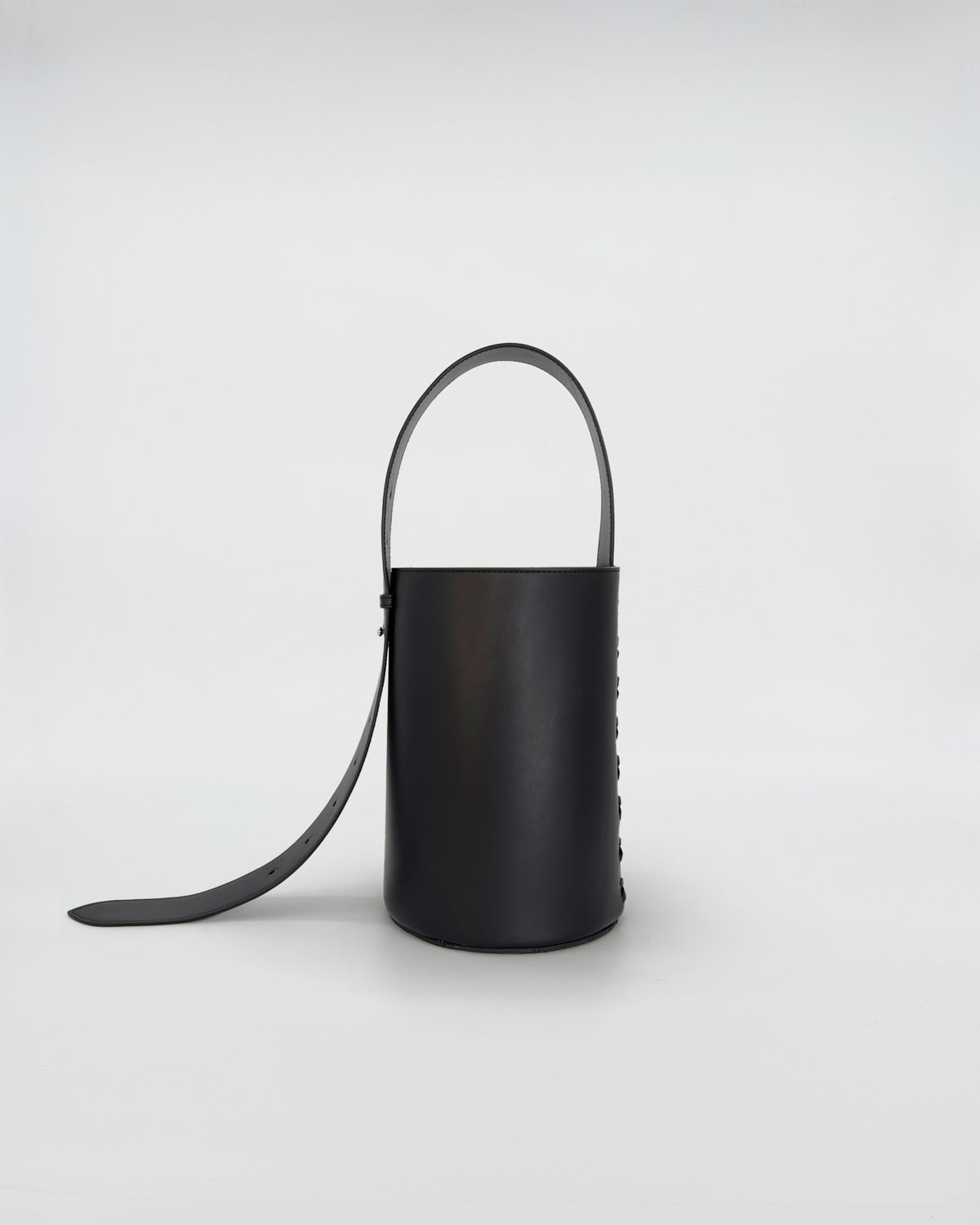 Borsa Celeste Vitello Liscio in pelle nera, design secchiello elegante e funzionale con dettagli artigianali.