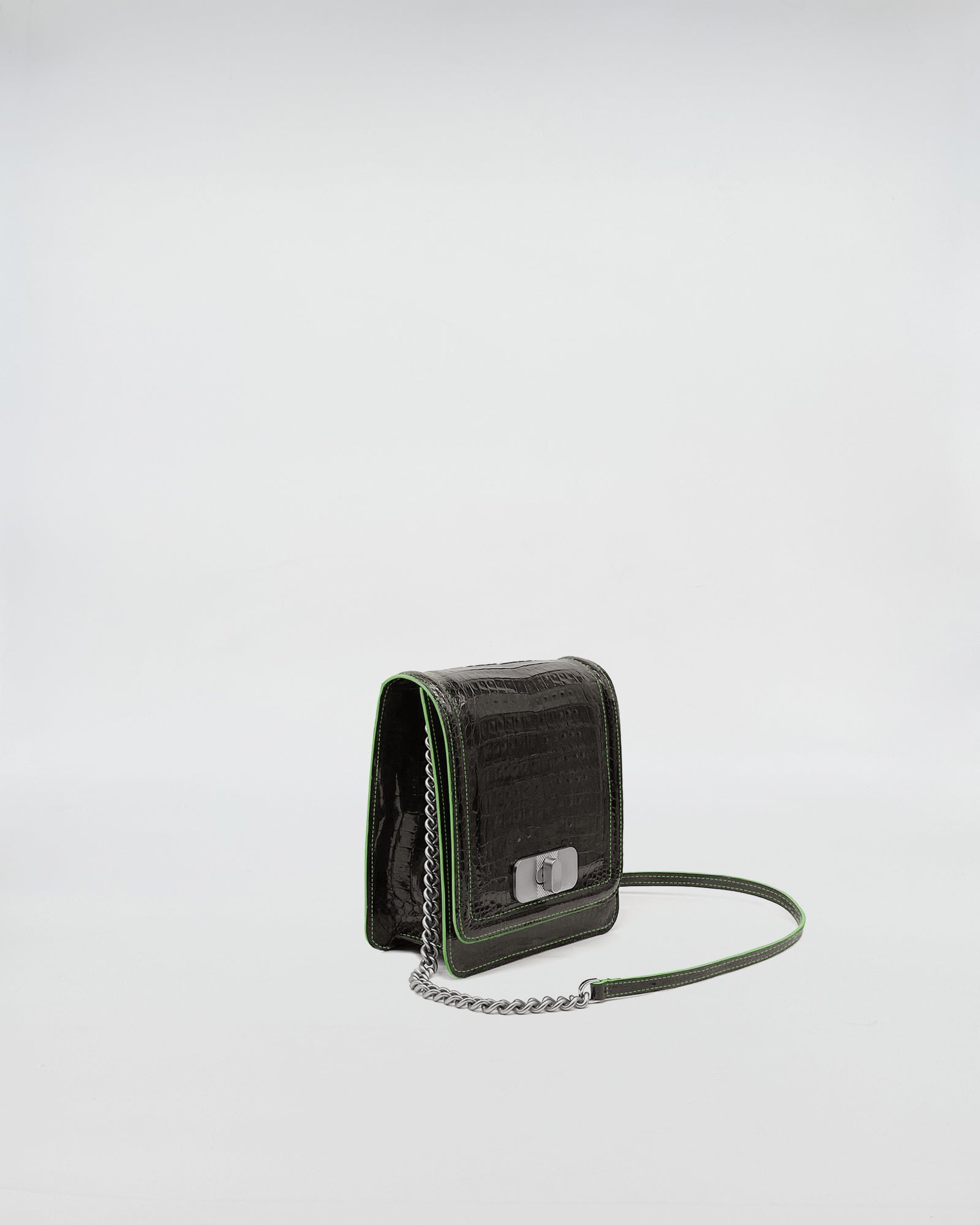 SISSI - COCCO RECYCLE, elegante borsa in pelle di coccodrillo riciclata con fodera in suede smeraldo.