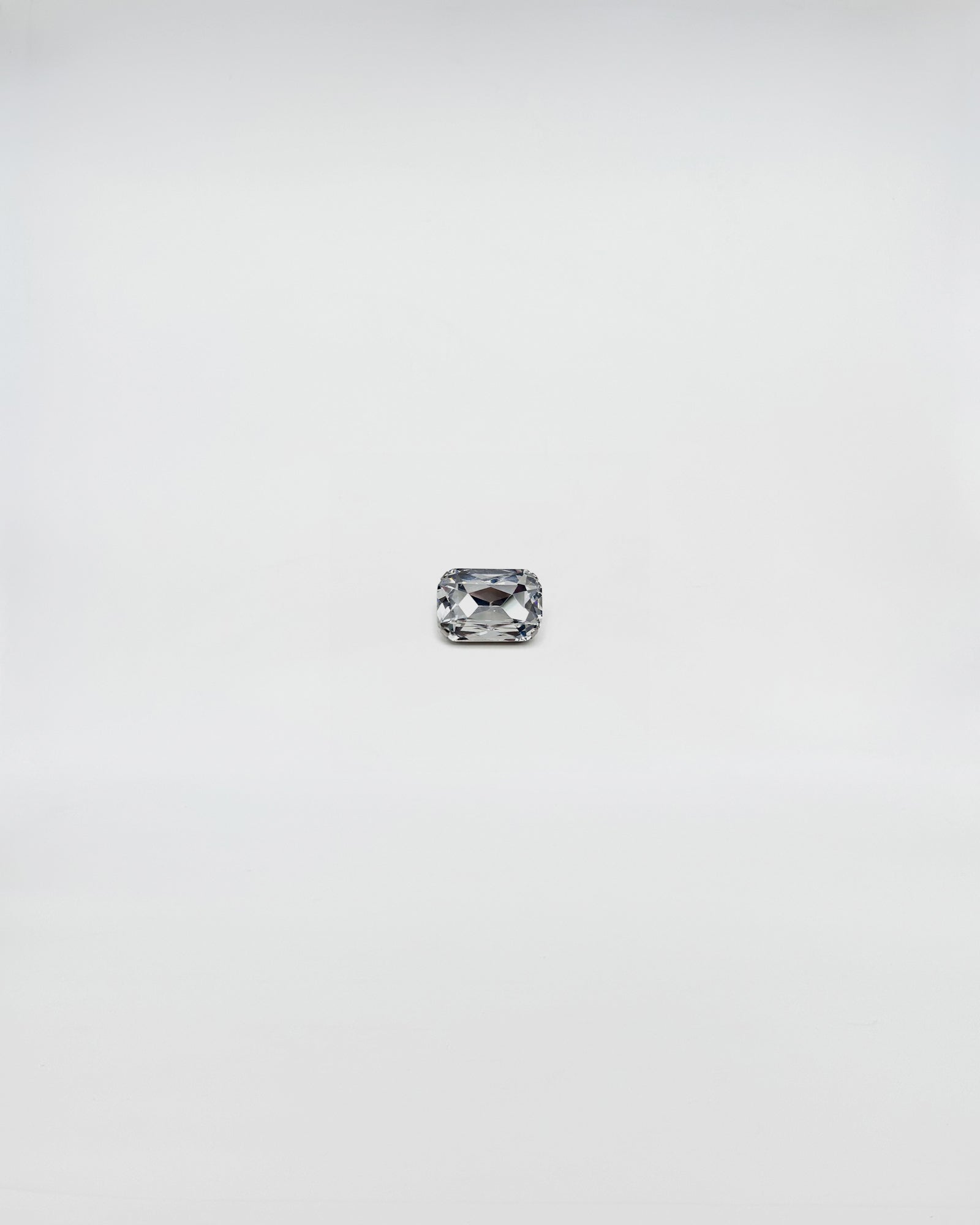 SPILLA MAXI CRISTALL with brilliant crystals on a white background