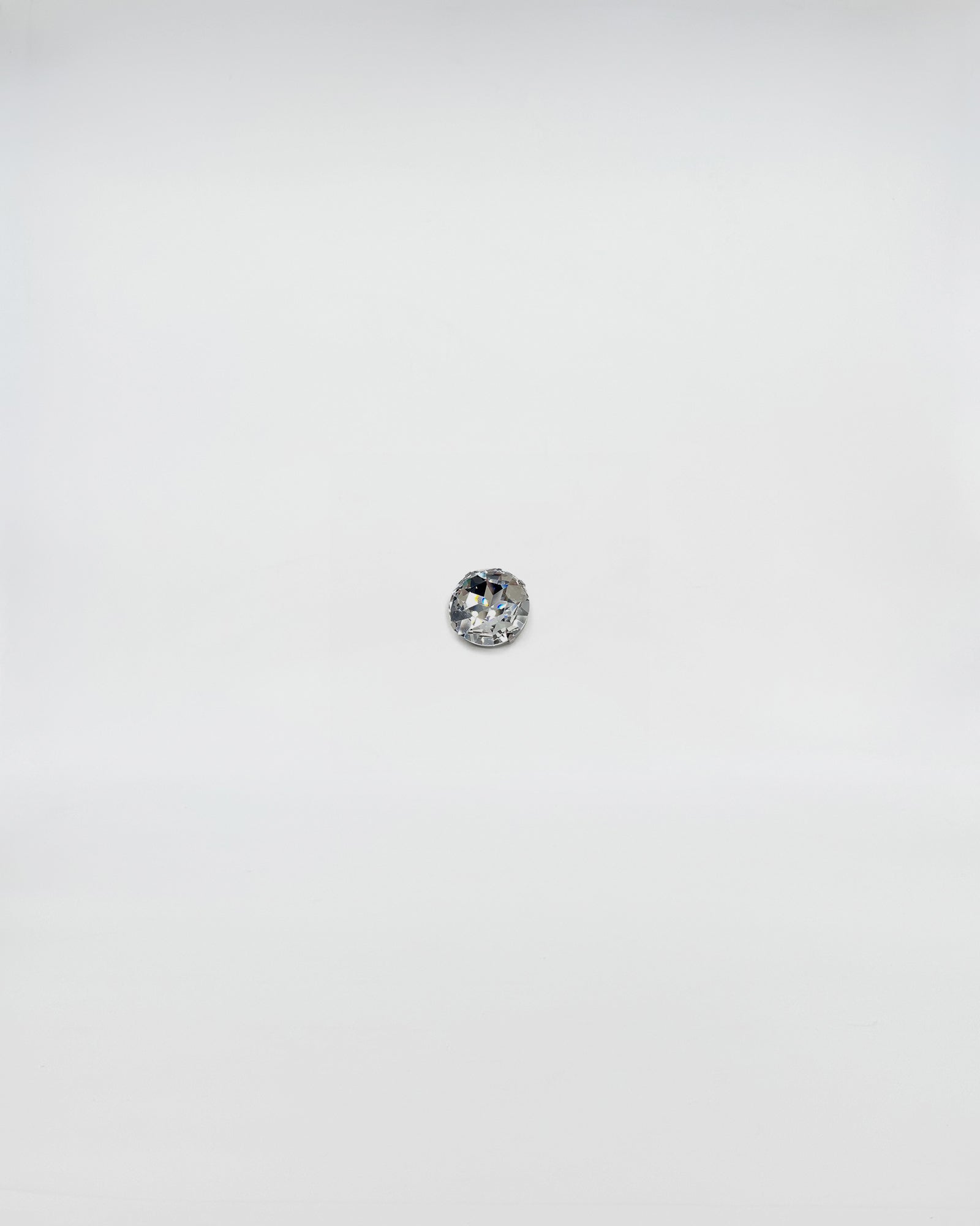 SPILLA MAXI ROUND CRISTALL con brillanti cristalli luminosi su sfondo bianco