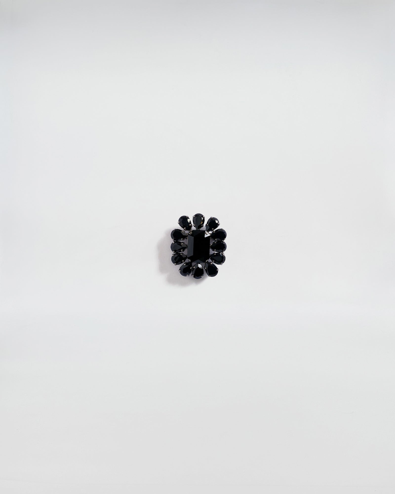 SPILLA IN STRASS FIORE GRANDE in black stone, showcasing a modern design with a classic touch.