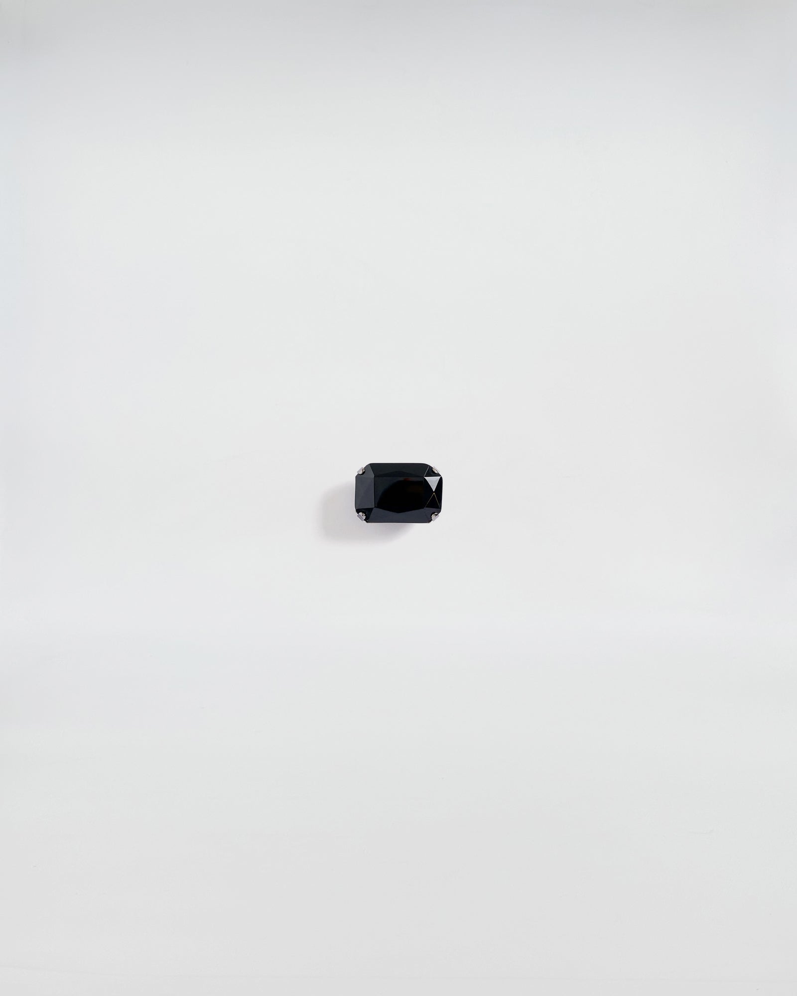 SPILLA MAXI in black stone with a modern design against a plain background.