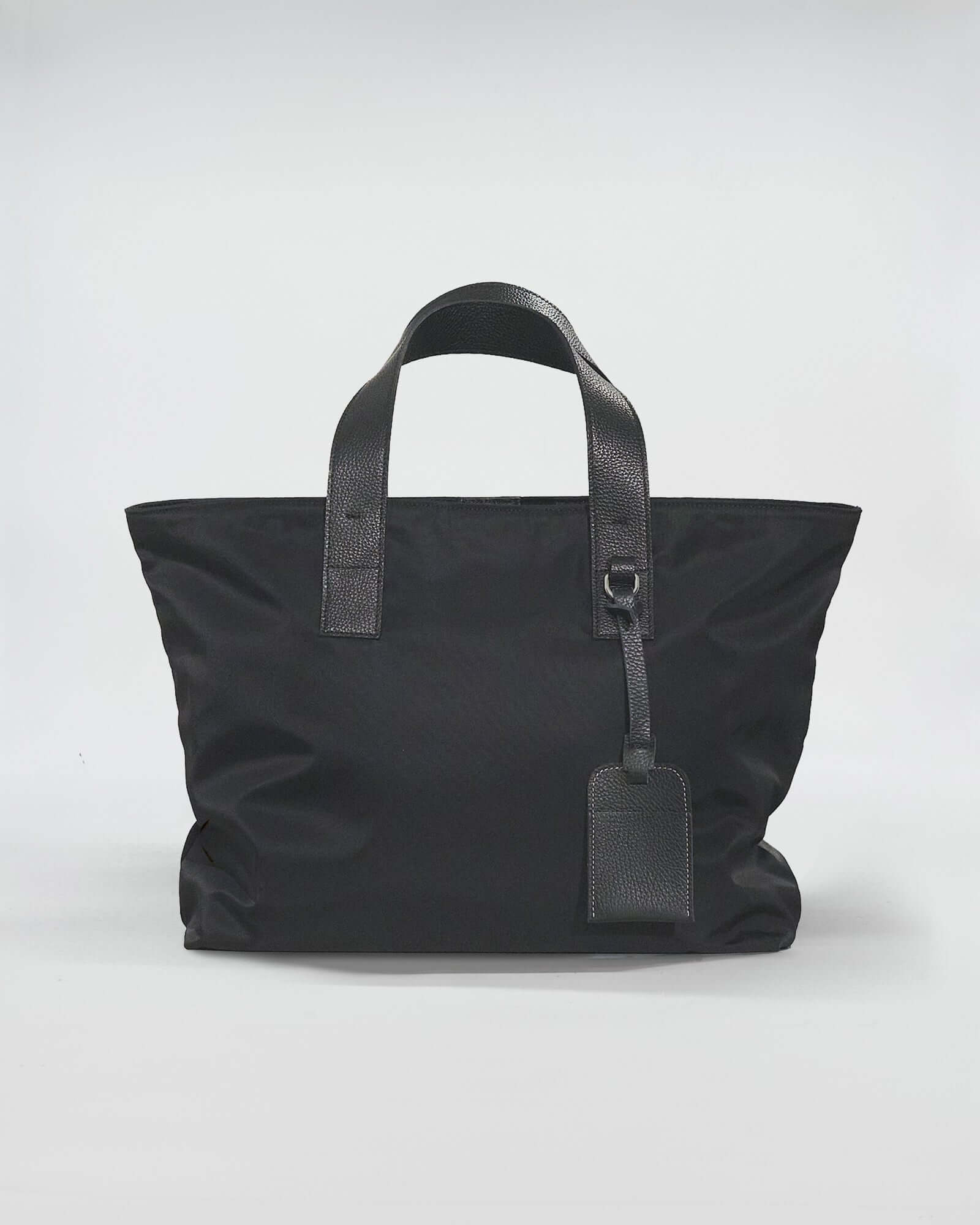 TOMMY RENYLON shopping bag in black, made with Re-Nylon fabric and leather details for elegant and practical style.