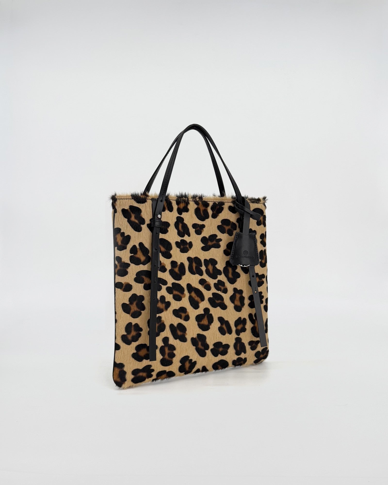 CELESTE VITELLO NON RASATO CON STAMPA ANIMALIER